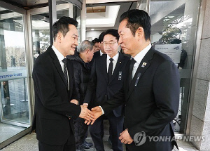 故이해찬 빈소서 악수 여야대표…鄭 