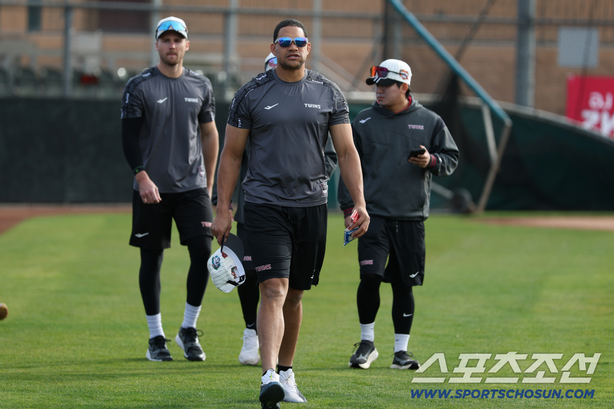 13승 우승 외국의 돌아올 결심. "팀 분위기가 워낙 좋아서... 명동이…