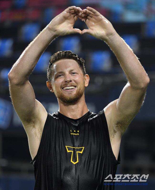 "한국행, 끔찍했다"던 KIA V12 외인 투수 솔직 고백, "잘한 결정…