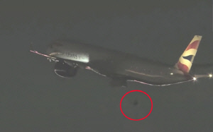 이륙 직후 비행기 바퀴 떨어져 '아찔'…