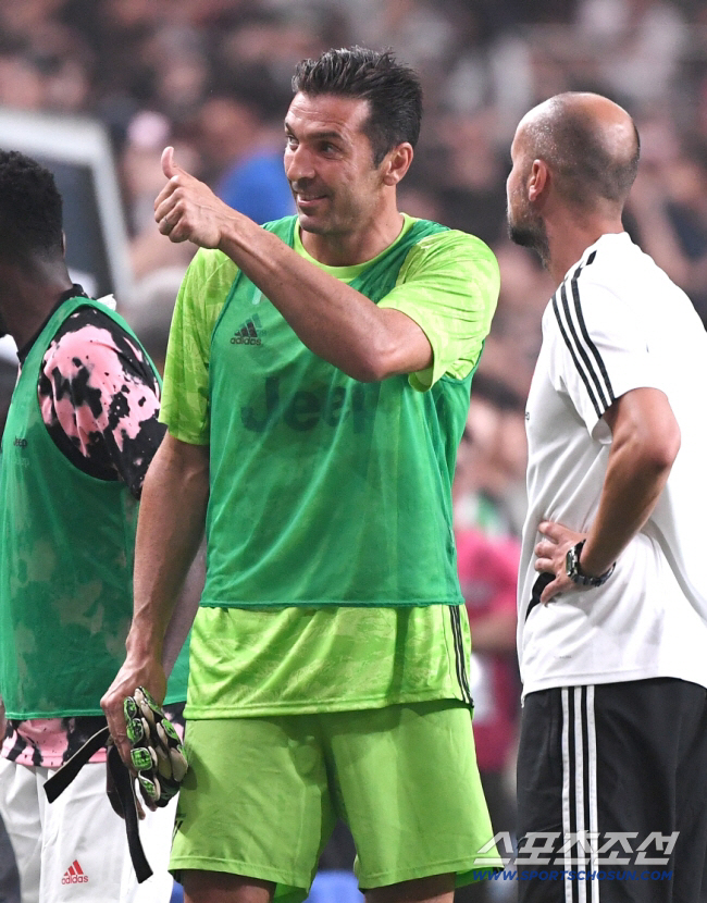 "심판이 한국에 PK 줬다"'레전드' 부폰 대폭발, 2002년 월드컵 1…