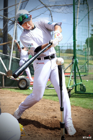 '롤모델' 레전드 등번호 이어받았다! 눈빛도 몸놀림도 남다른 19세 이강민, 