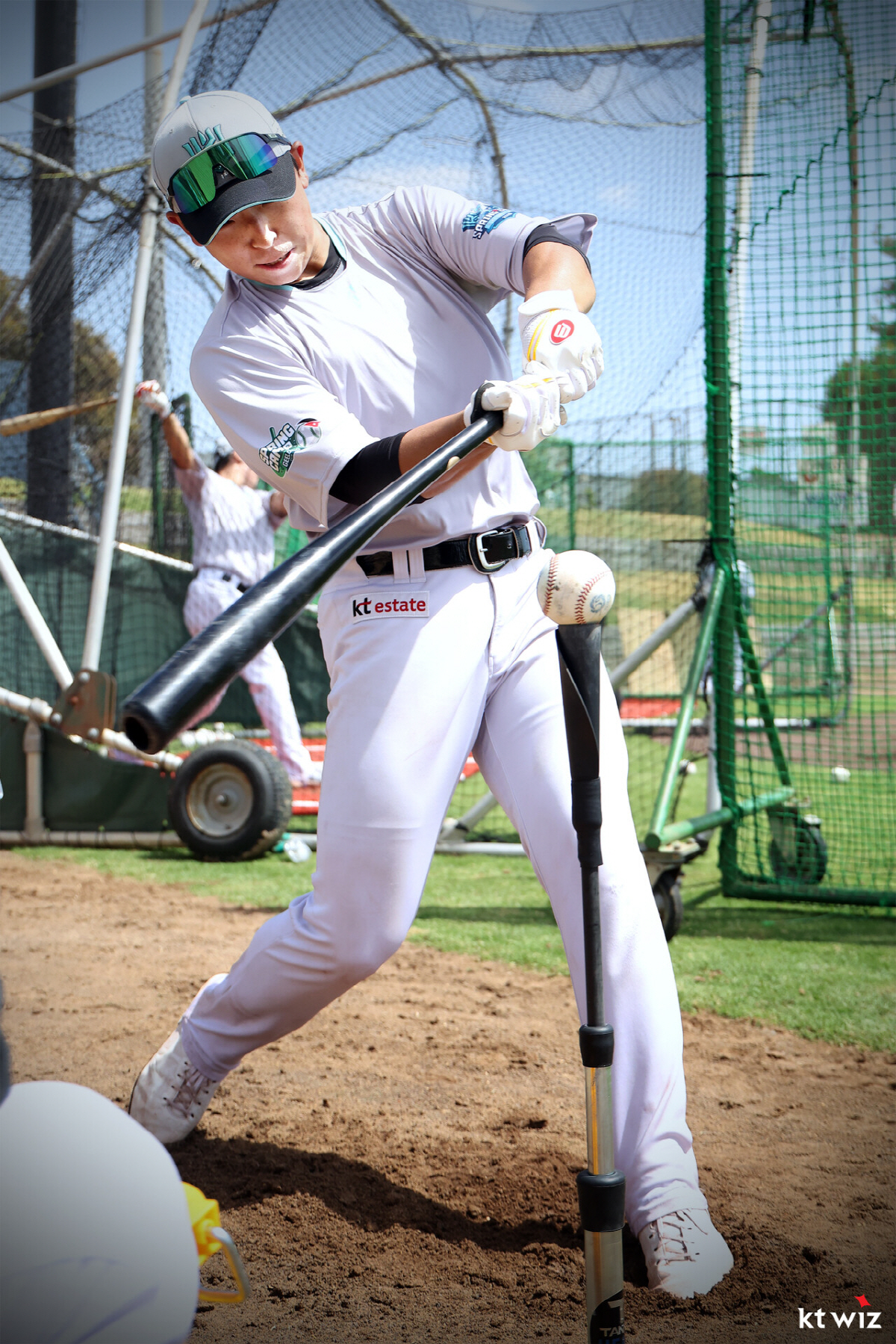 '롤모델' 레전드 등번호 이어받았다! 눈빛도 몸놀림도 남다른 19세 이강…