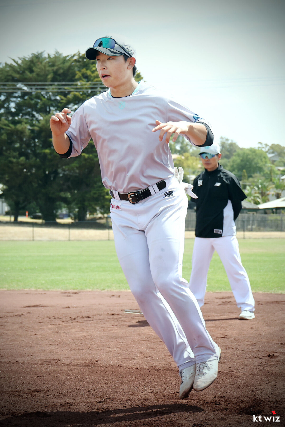 '롤모델' 레전드 등번호 이어받았다! 눈빛도 몸놀림도 남다른 19세 이강…