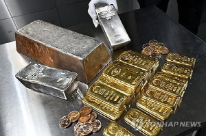 국제 금·은값, 랠리 끝내고 폭락…금 10%↓·은 30%↓