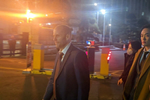 쿠팡 로저스 12시간여 조사…사과 없이 