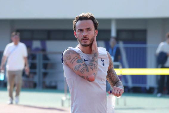 손흥민과 감동의 포옹+눈물! '토트넘 플메' 회복 박차…"제발 우릴 구해…