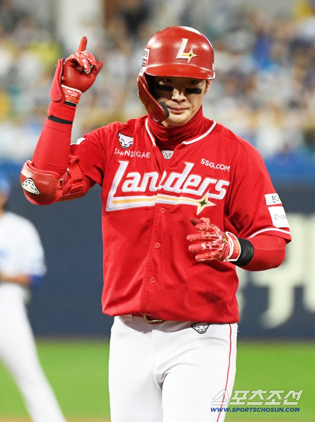 '23.3% 인상'에도 "지속적 논의"…귀한 중견수 모시기, 아직 끝나지…