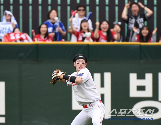 '23.3% 인상'에도 "지속적 논의"…귀한 중견수 모시기, 아직 끝나지…