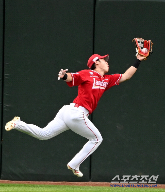 '23.3% 인상'에도 "지속적 논의"…귀한 중견수 모시기, 아직 끝나지…