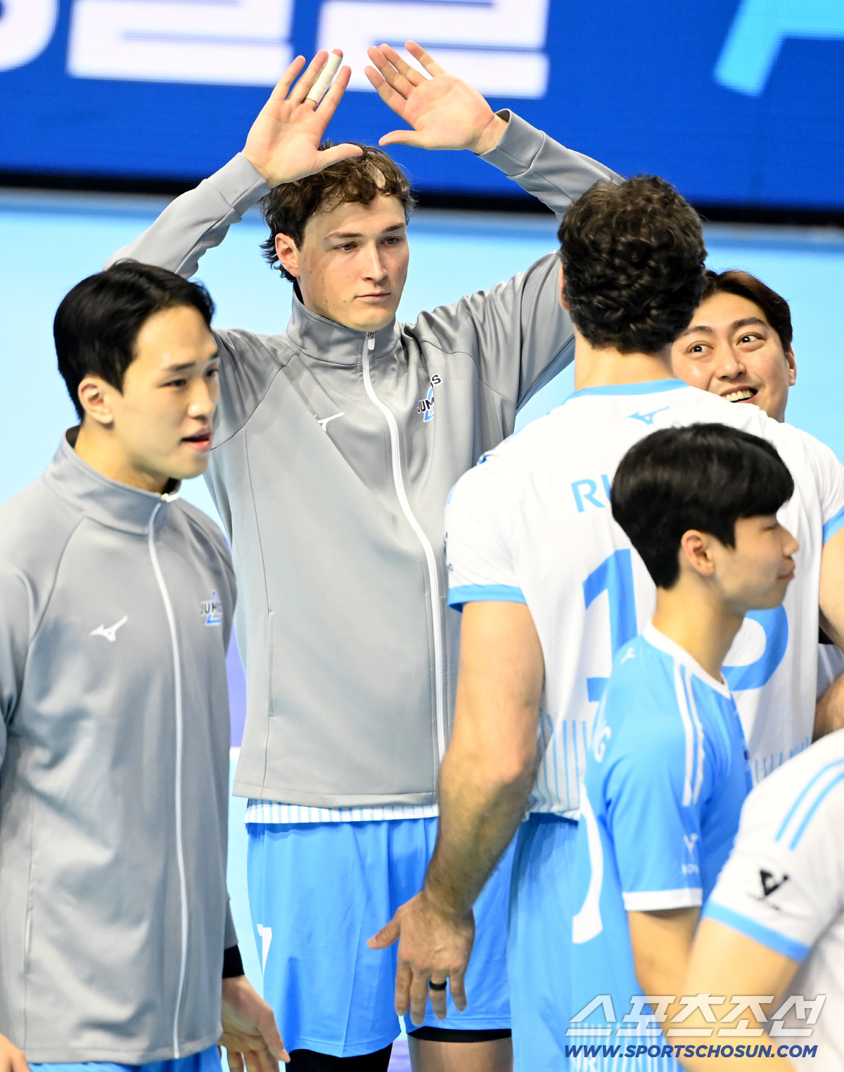 이든 데뷔전→신인 카드도 꺼냈다…'진땀 뺀 승점 2점' 대한항공, 선두 …