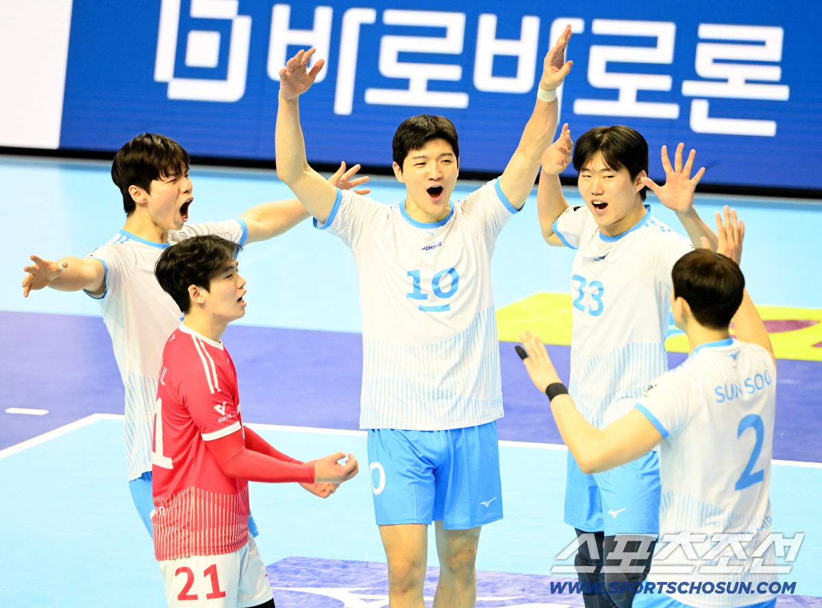 이든 데뷔전→신인 카드도 꺼냈다…'진땀 뺀 승점 2점' 대한항공, 선두 …