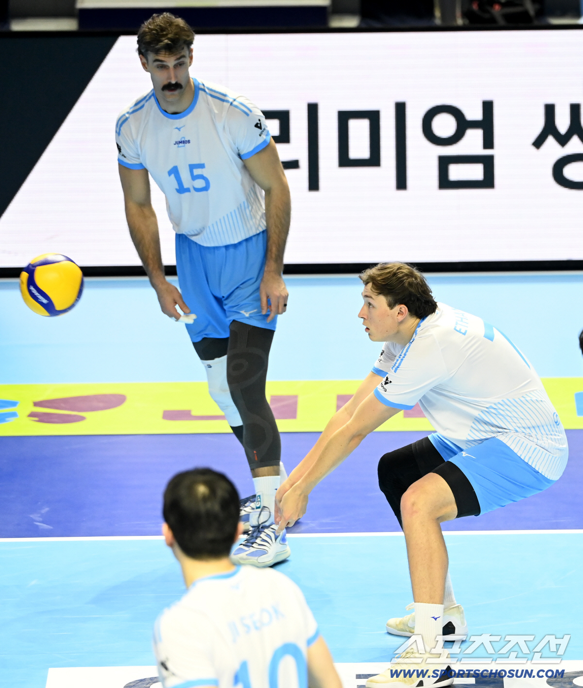 이든 데뷔전→신인 카드도 꺼냈다…'진땀 뺀 승점 2점' 대한항공, 선두 …