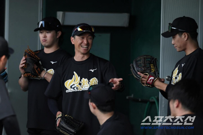 돈 없으면 우승 못하겠네, 한신 연봉 117억원 폭등하고, 2억엔 이상 …