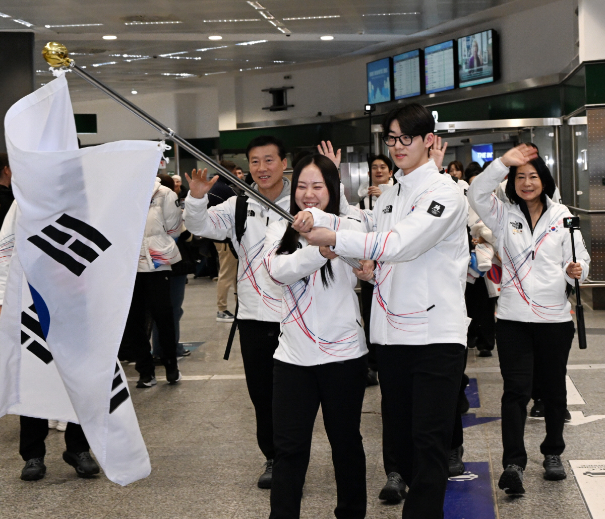 한국 선수단 본진 '결전지' 밀라노 입성..."金 3개, 종합 10위 목…