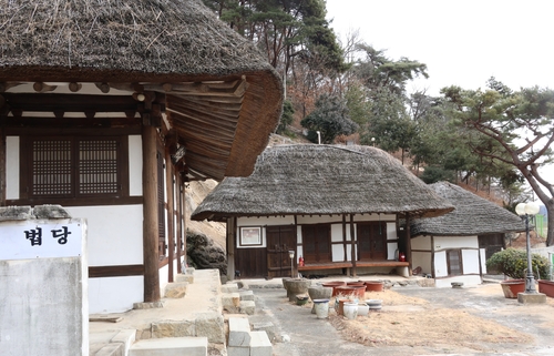 국내 4채 중 3채 보존된 김해 '갈대집' 지붕 훼손돼 보수 시급