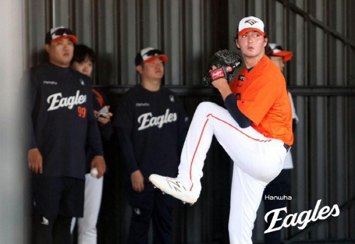 "한화 입단제의, 처음엔 거절했다" 이유는? 폰세 전설 이을 27세 미남…