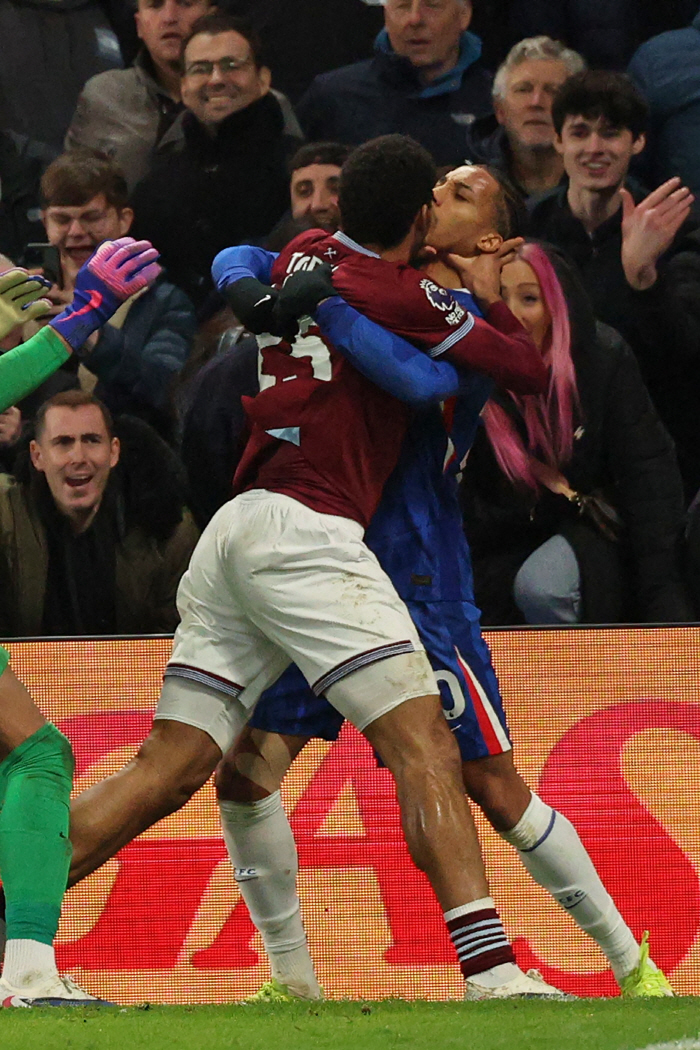 "축구장서 목을 조른다고" 이성잃은 손흥민 전 스승의 '눈물', 극장 역전패에 집단 난투극…'퇴장' 토디보 '모든 책임지겠다' 공식 사과