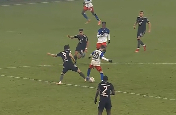 "공만 건드렸잖아요" 시즌 첫 경고가 너무 억울한 김민재…옆에 있던 케인…