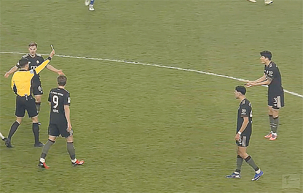 "공만 건드렸잖아요" 시즌 첫 경고가 너무 억울한 김민재…옆에 있던 케인…