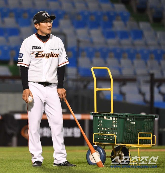 "호주 안갔다고 2군 아니다" 2년 만에 다시 이글스로…후배 멘털잡기부터…