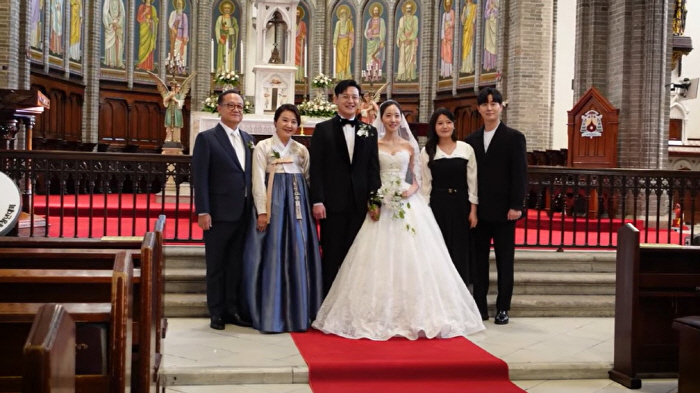 최유라, 美 명문대 아들 장가보냈다…명동성당서 경건한 결혼식