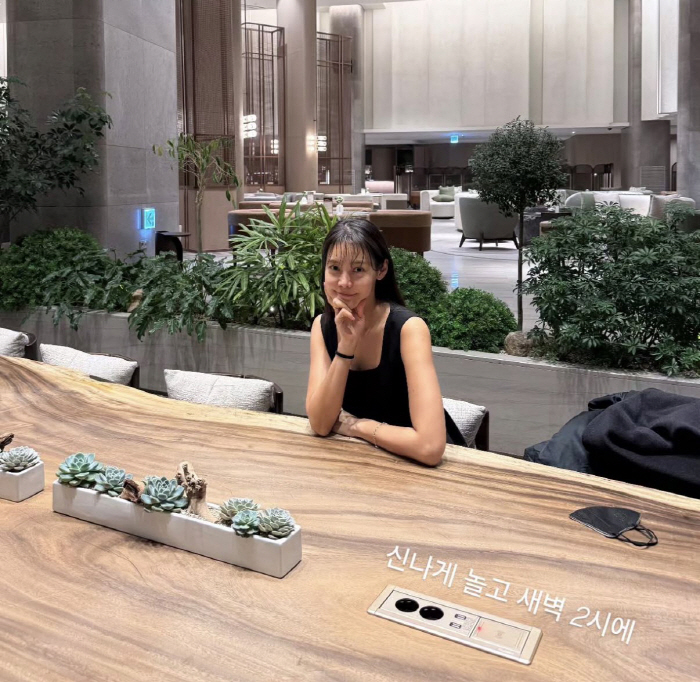 안현모, 새벽 2시에 텅 빈 호텔 로비서..눈부신 미모 여전