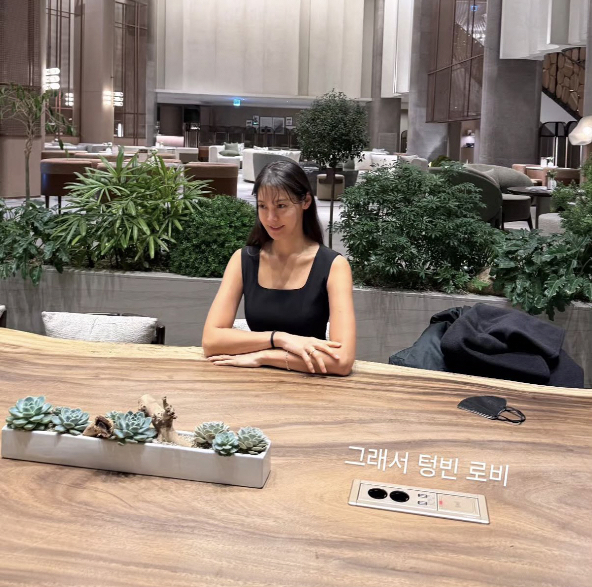 안현모, 새벽 2시에 텅 빈 호텔 로비서..눈부신 미모 여전