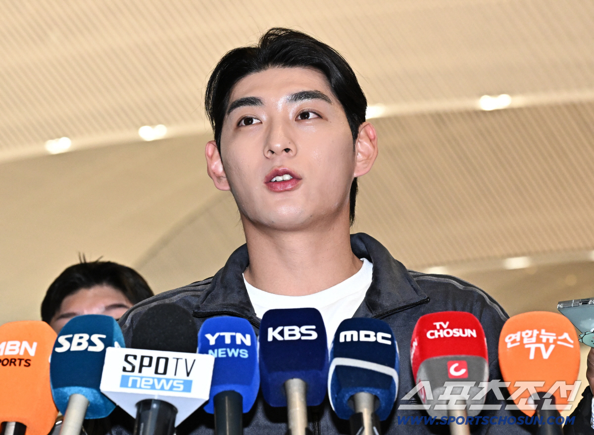 수비형 우익수? 이정후, '신개념 포지션' 창조하나 → 수비형 윙어도 아…