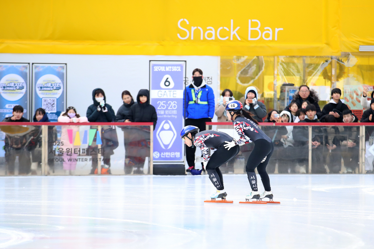 서울광장 스케이트장, 서울시청 쇼트트랙팀 시범공연으로 뜨거운 열기 뿜었다
