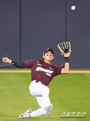 사실상 CF 불가 판정, 그럼 'RF 이정후'는 과연 성공 가능할까…결국 '영웅 시절'이 해답?