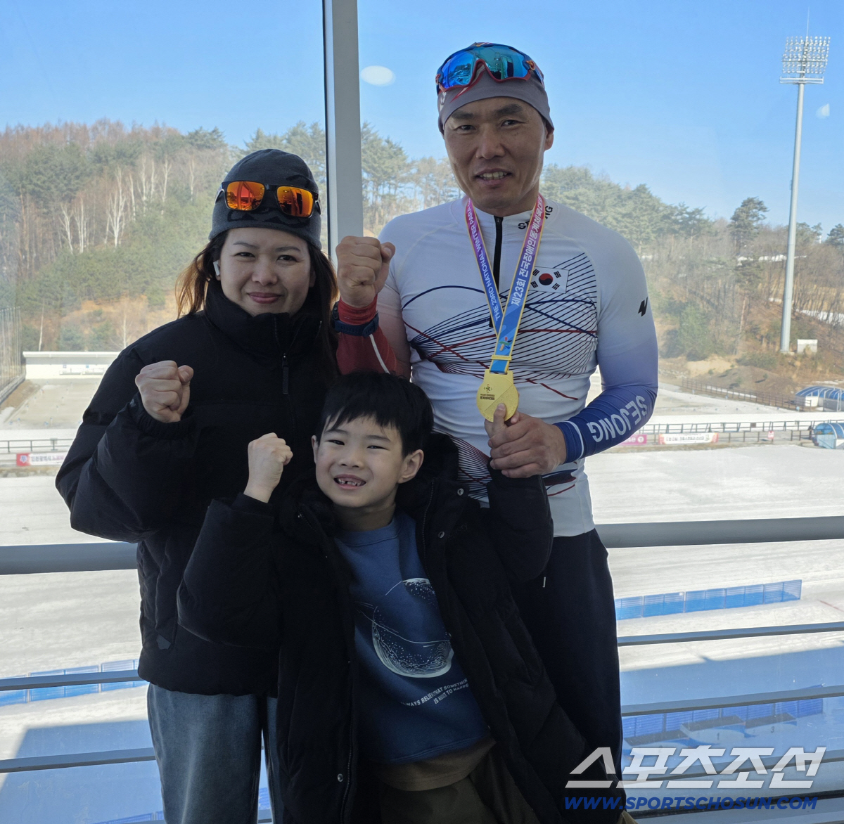 "아빠 파이팅!" 신의현(오른쪽 끝)이 29일 전국동계장애인체전 금메달 시상식 후 베트남 출신 아내 김희선씨, 여덟 살 '평창둥이' 막내아들 상철군과 파이팅 포즈를 하고 있다. 전영지 기자