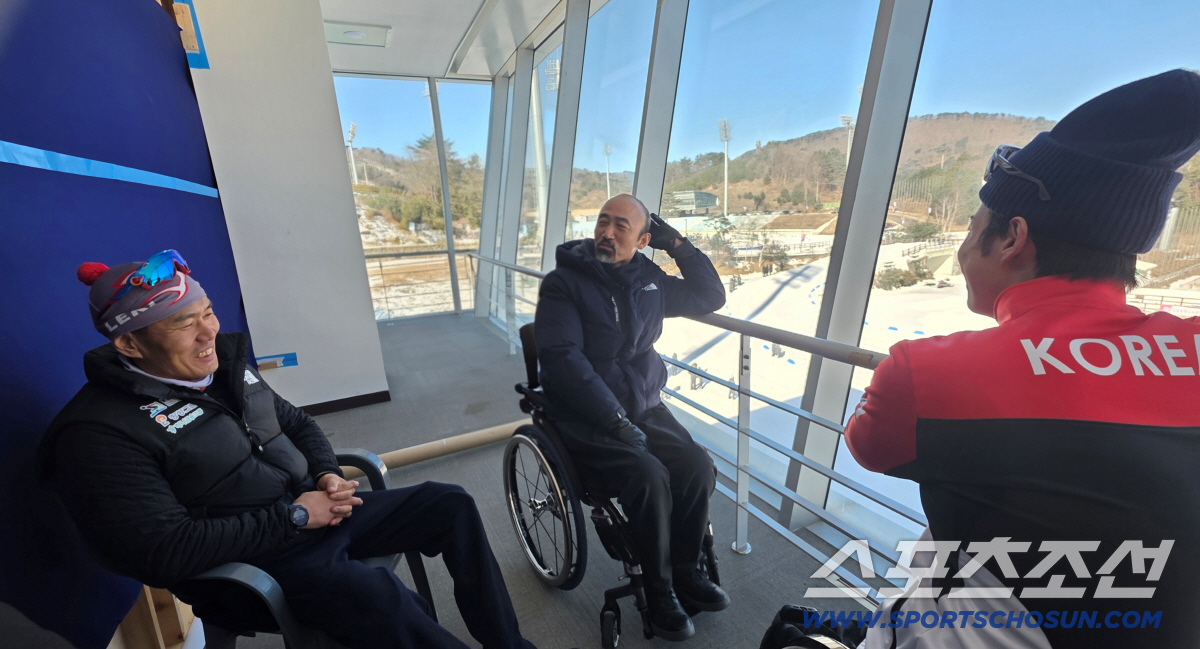 정진완 대한장애인체육회장(가운데)가 평창바이애슬론센터에서 열린 전국장애인동계체전 크로스컨트리 경기 직후 신의현 선수위원장, 원유민 IPC위원과 담소를 나누고 있다.