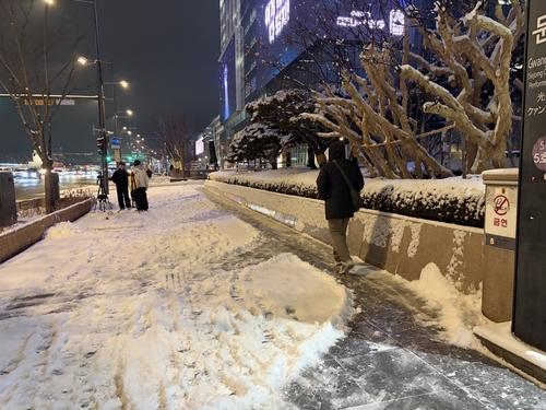 밤새 대설에 출근길 종종걸음…'빙판대란' 우려에 대중교통으로