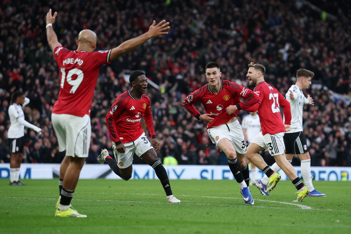 '91분 동점골 실점→94분 결승골' OT 극장 개봉…맨유, '노룩 어시…