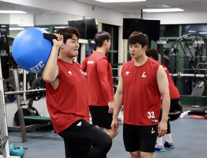 '통산 276홈런에 홈런왕까지' 이적생 김재환, 후배와 새벽 운동하는 사연