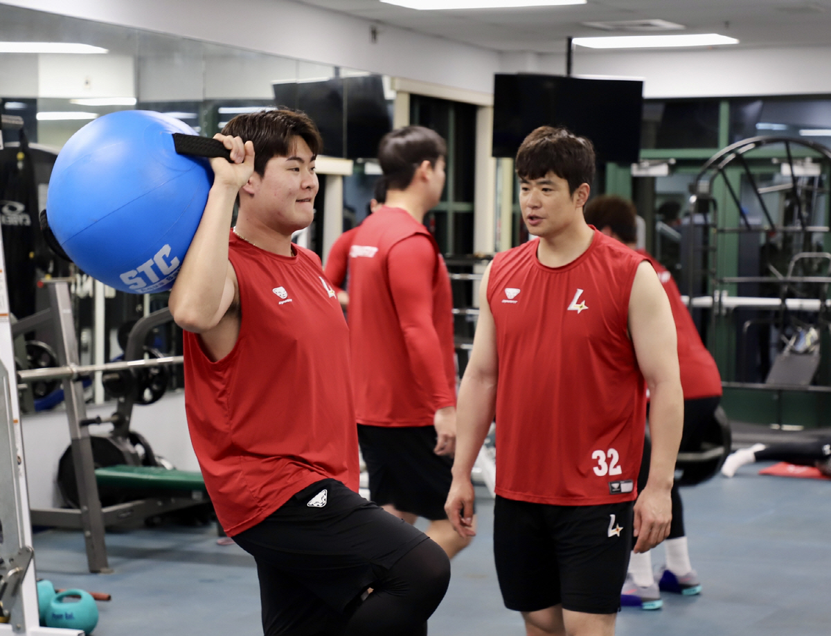 '통산 276홈런에 홈런왕까지' 이적생 김재환, 후배와 새벽 운동하는 사…