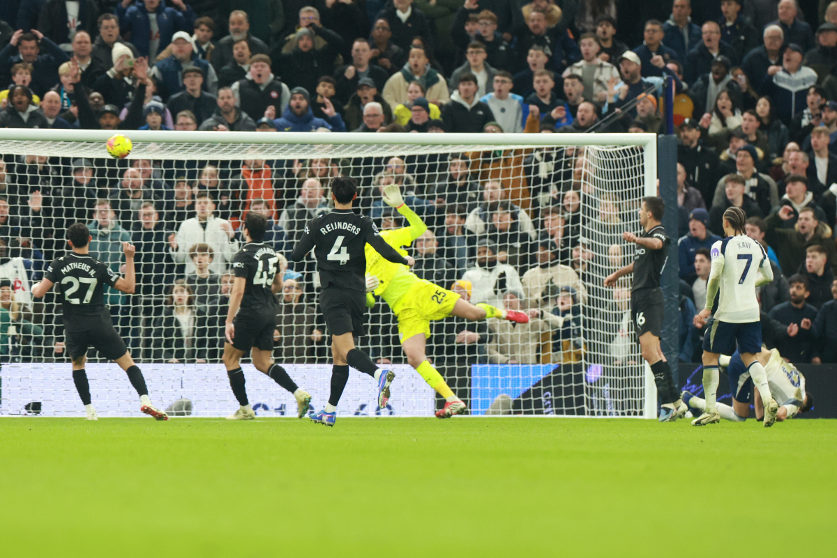 "미쳤다! 솔란케 '초대박' 환상의 스콜피온킥" 멀티골+4경기 4골! '…