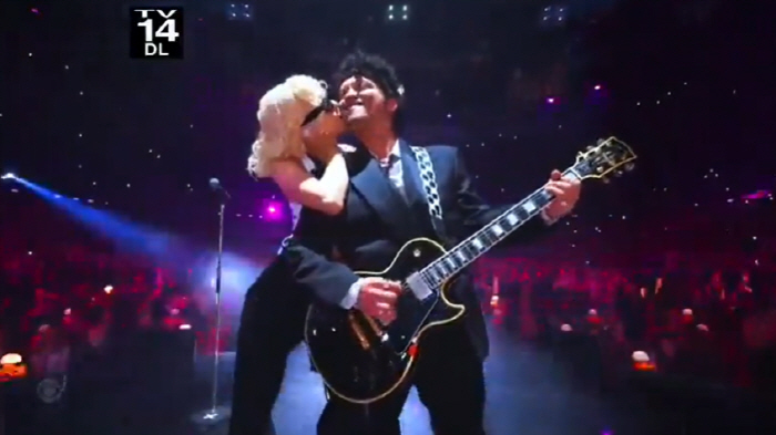 로제, 브루노 마스 볼에 뽀뽀 쪽♥..‘아파트’로 그래미 오프닝→현장 떼…