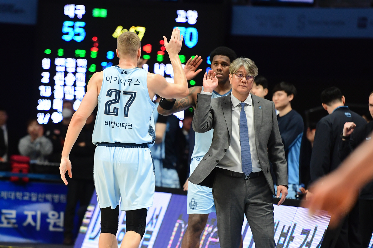 "이제 소노는 뺍시다!" 견고했던 '소삼가몹 동맹' 탈출, 강력 2옵션 …