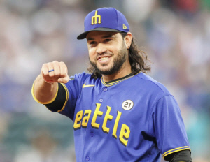 모 아니면 도, 방망이에 닿으면 넘어가는데...49홈런 거포는 왜 돈을 마다하고, 친정으로 갔나