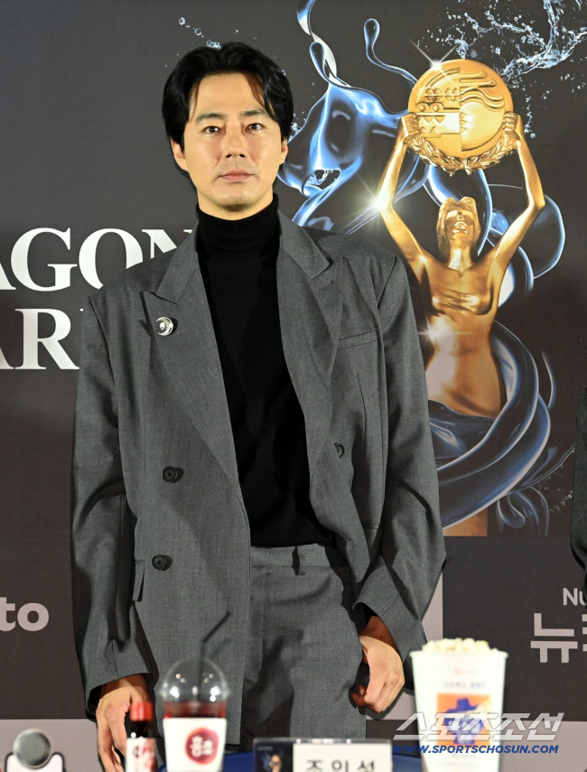 '45세 미혼' 조인성, 다 내려놨네 "난 지금 독거노인" 셀프 디스