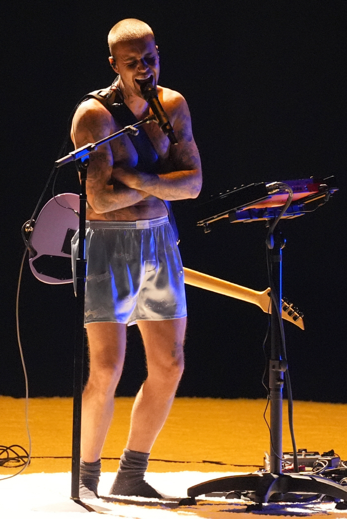 저스틴 비버, 그래미 무대서 탈의 ‘파격’ 무대..날것 그대로 퍼포먼스