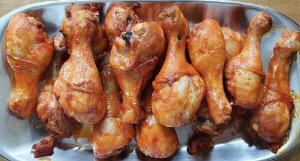 여성 가슴 위에 닭 날개 올린 남성 벌금 100만원 선고