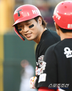 오열했던 KIA 공포의 대타, 연봉 삭감 현실…이 악물고 또 기적 쓸까