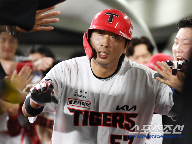 오열했던 KIA 공포의 대타, 연봉 삭감 현실…이 악물고 또 기적 쓸까