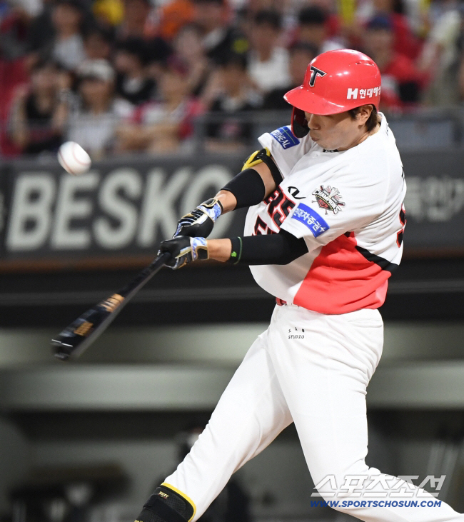 오열했던 KIA 공포의 대타, 연봉 삭감 현실…이 악물고 또 기적 쓸까