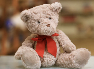 인형 속에 GPS 장치 숨겨 스토킹…임신 전 여친 살해 '충격'