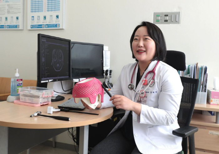 "뒤통수 납작해지면 어쩌나…" 아기 두상, '300만원 헬멧'보다 '이것…