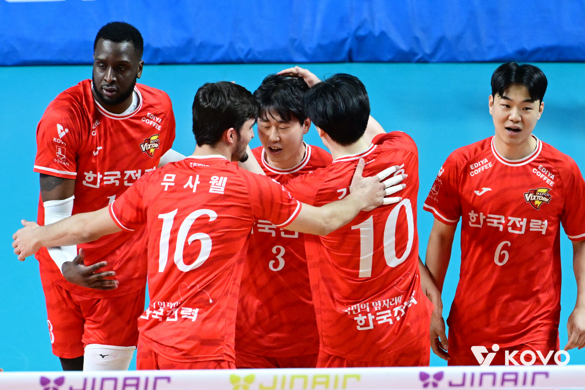 '베논-김정호 터졌다' 1승3패는 잊어라! 한국전력, 우리카드 잡고 봄배…